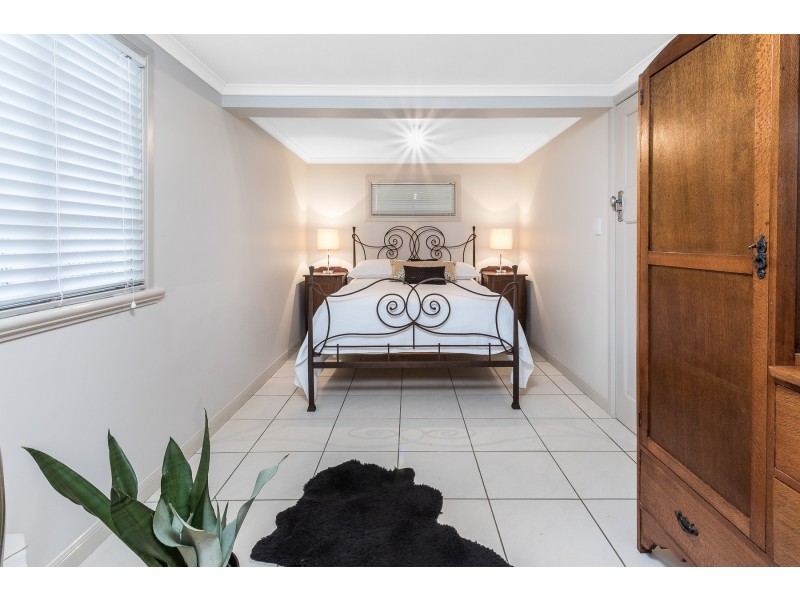 10 Margaret st, Scarborough QLD 4020