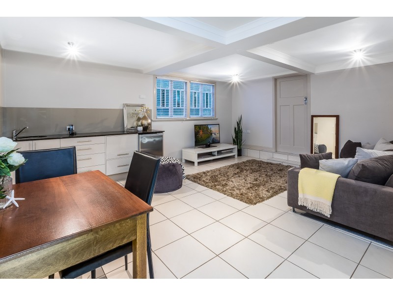 10 Margaret st, Scarborough QLD 4020