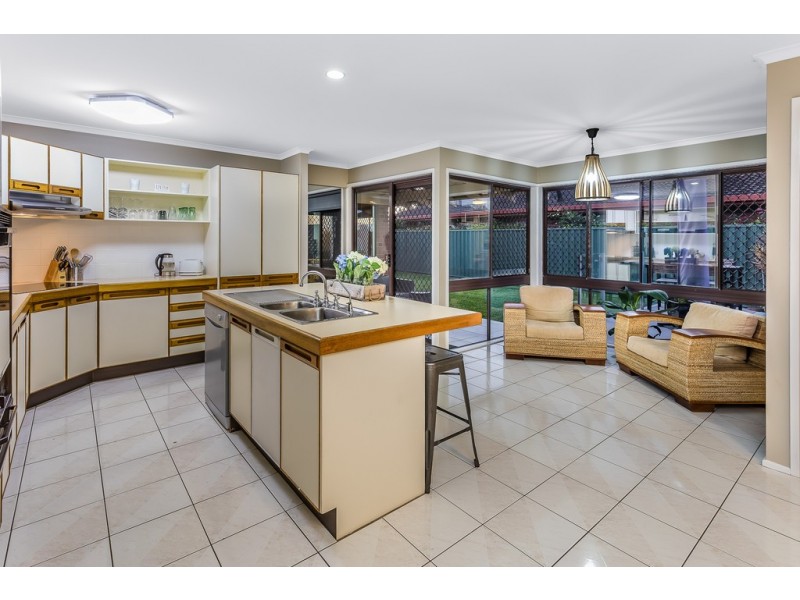 4 La Salle Dr, Newport QLD 4020