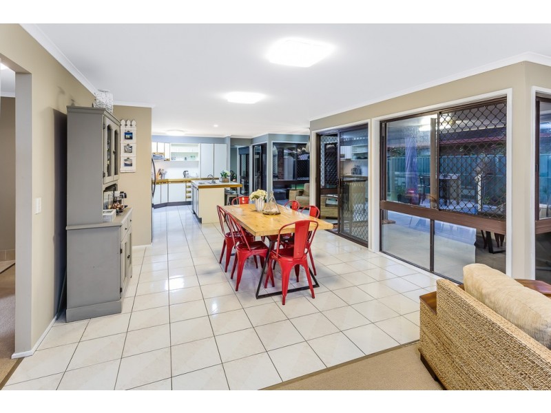 4 La Salle Dr, Newport QLD 4020