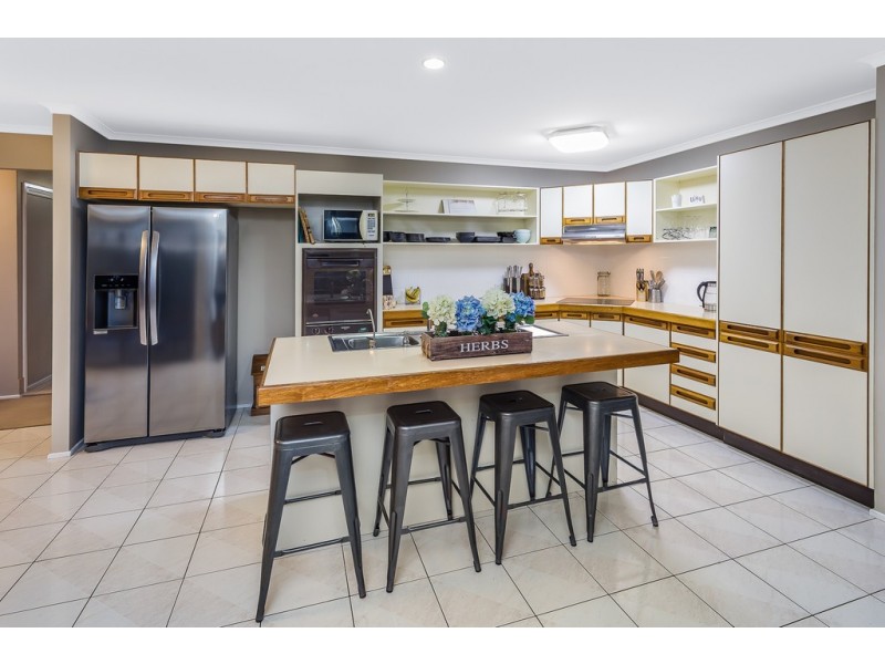 4 La Salle Dr, Newport QLD 4020