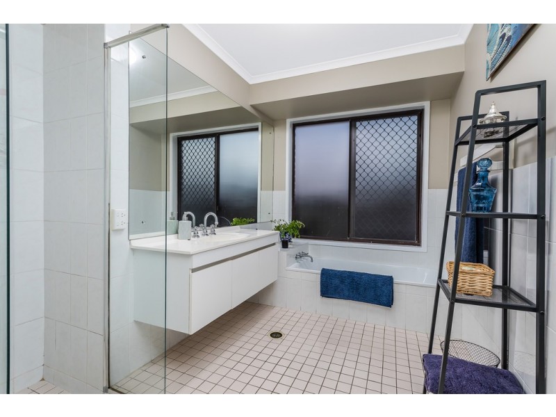 4 La Salle Dr, Newport QLD 4020