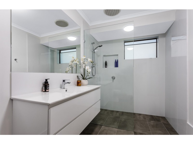 4 La Salle Dr, Newport QLD 4020
