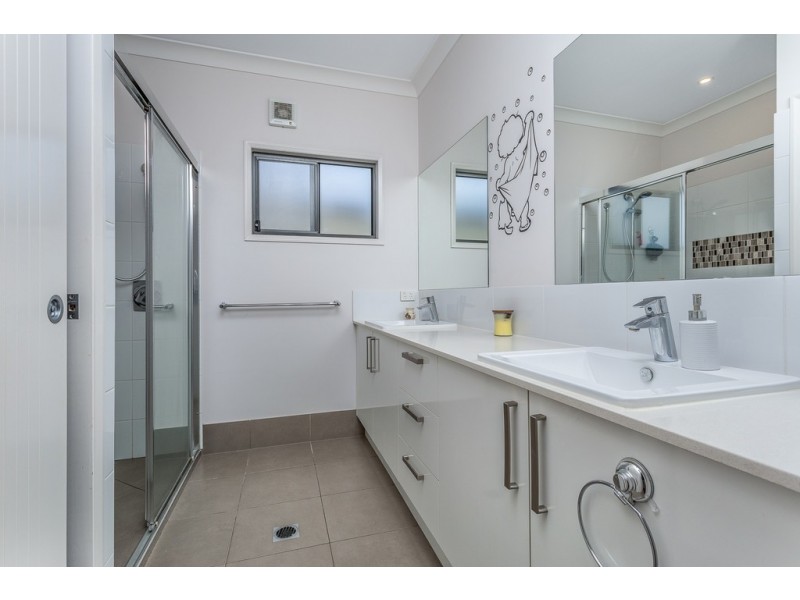 33 Victoria Ave, Woody Point QLD 4019