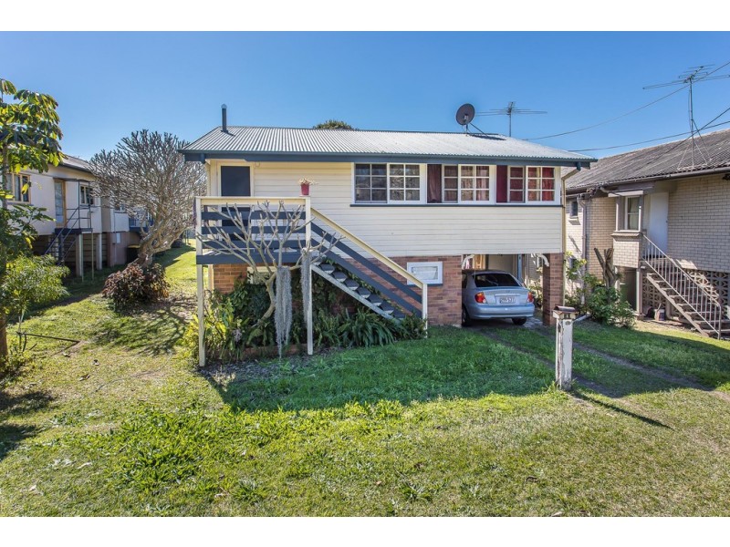 8 King St, Woody Point QLD 4019