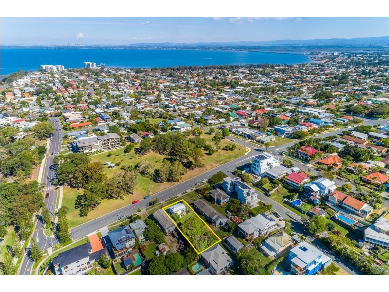 8 King St, Woody Point QLD 4019