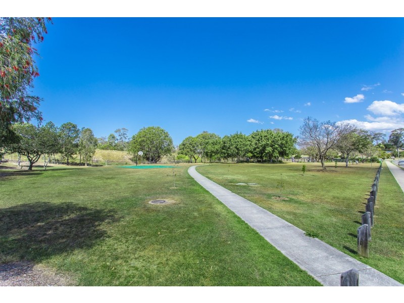 64 RUE MONTAIGNE, Petrie QLD 4502