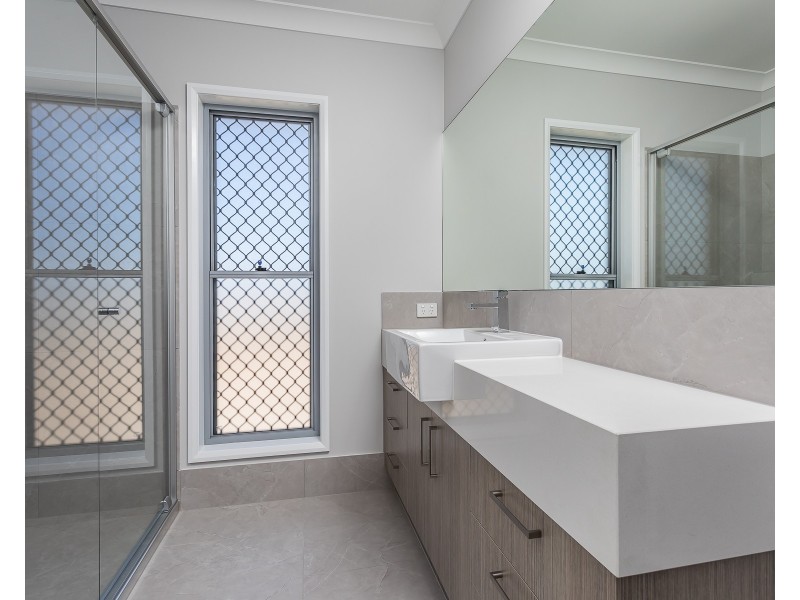 8 Whitsunday Street, Newport QLD 4020