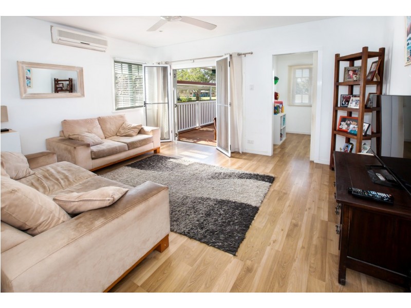 27a Roma st, Scarborough QLD 4020