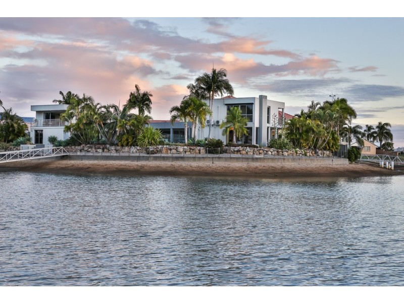 9 Sceptre Court, Newport QLD 4020