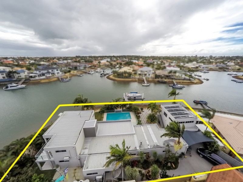 9 Sceptre Court, Newport QLD 4020