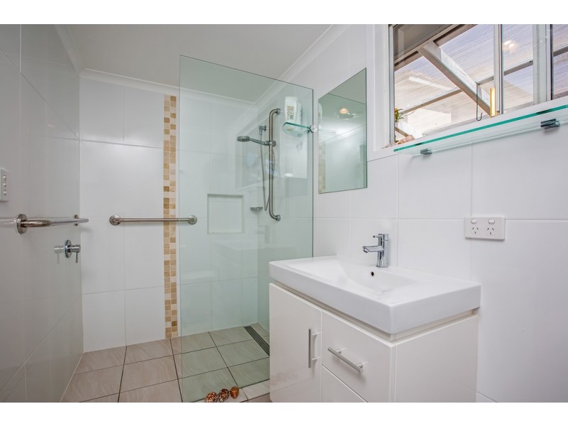 5 Moffatt St, Scarborough QLD 4020