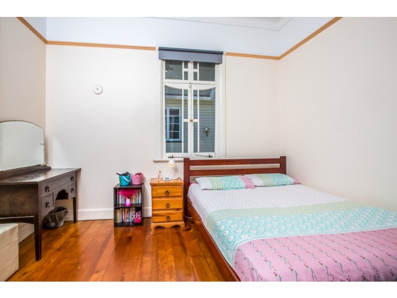 100 Palm Ave, Shorncliffe QLD 4017