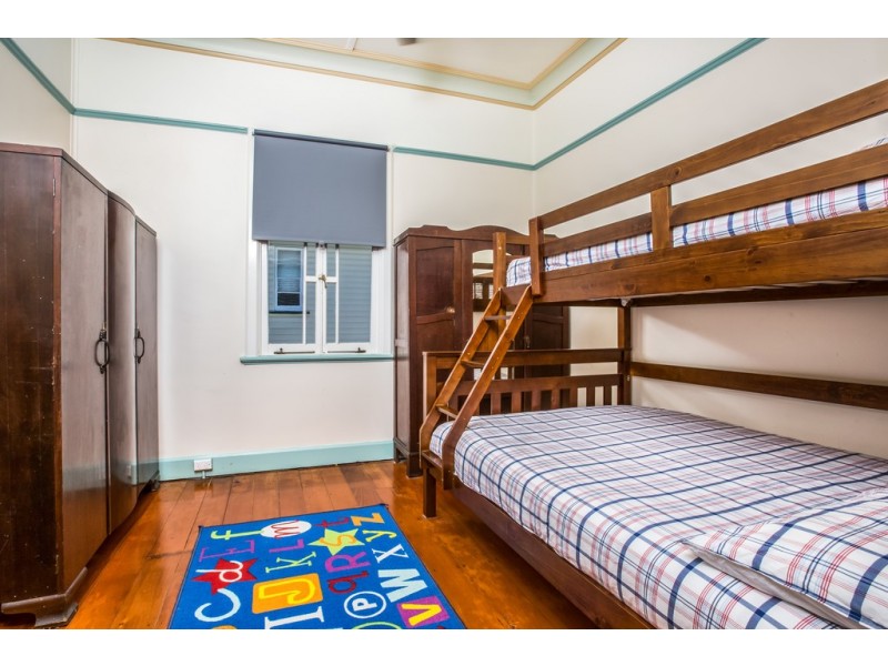 100 Palm Ave, Shorncliffe QLD 4017