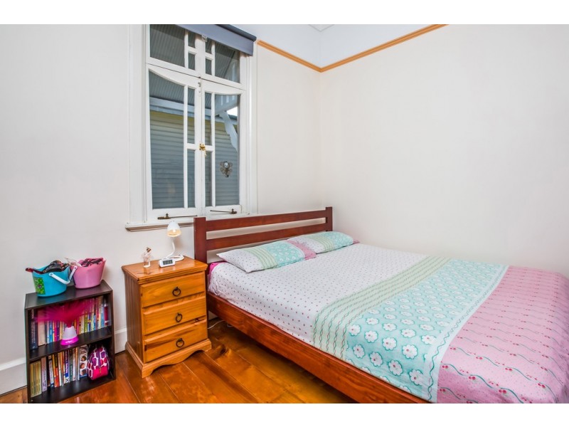 100 Palm Ave, Shorncliffe QLD 4017