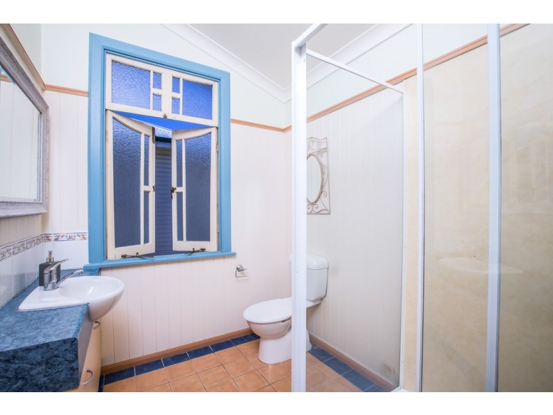 100 Palm Ave, Shorncliffe QLD 4017