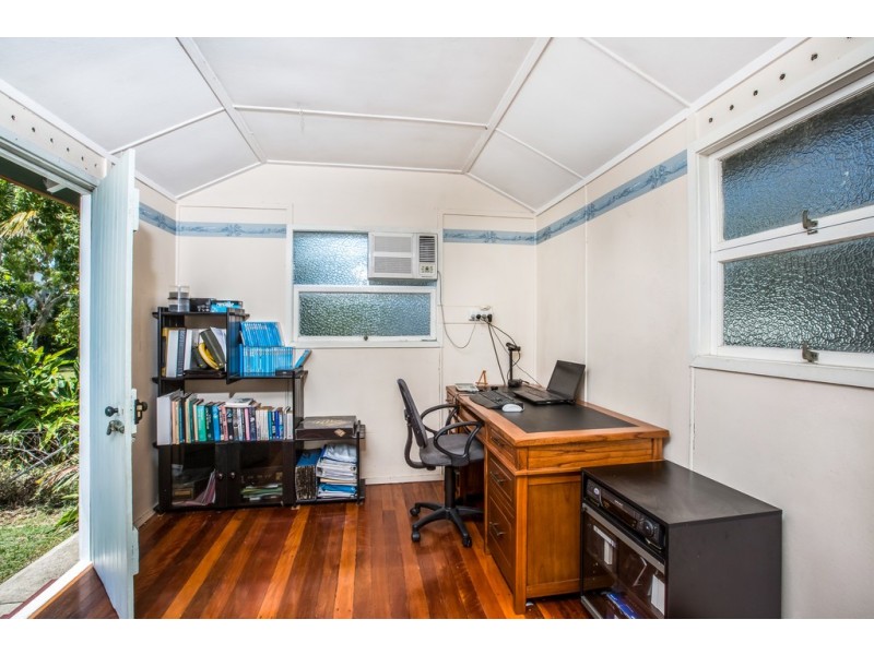 100 Palm Ave, Shorncliffe QLD 4017