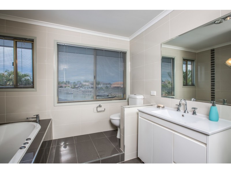 18 Intrepid Ct, Newport QLD 4020