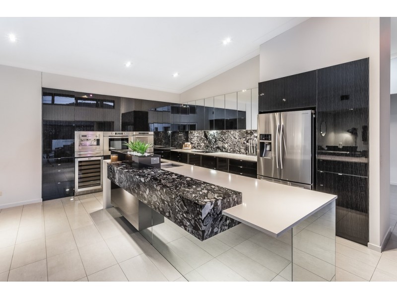14 Skandia Court, Newport QLD 4020