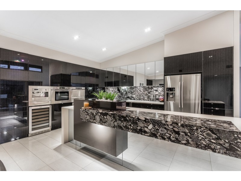 14 Skandia Court, Newport QLD 4020