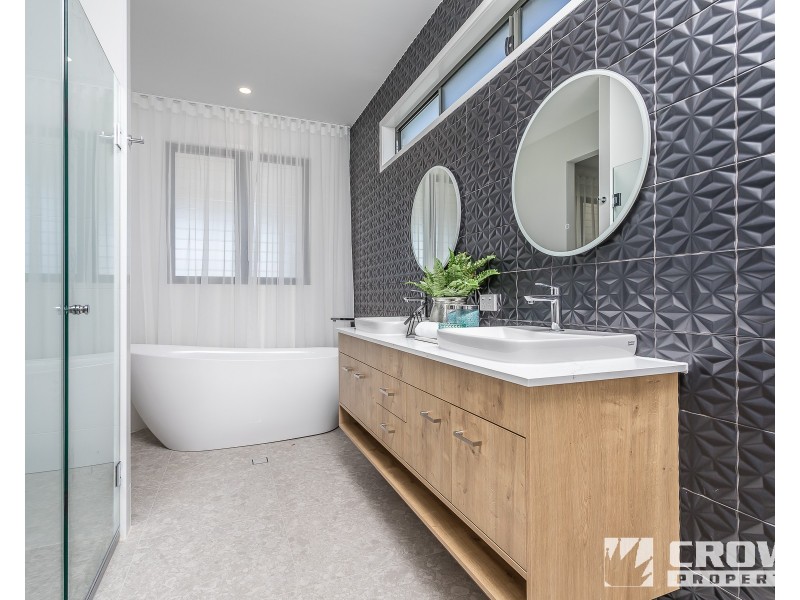 10 Rani Street, Newport QLD 4020