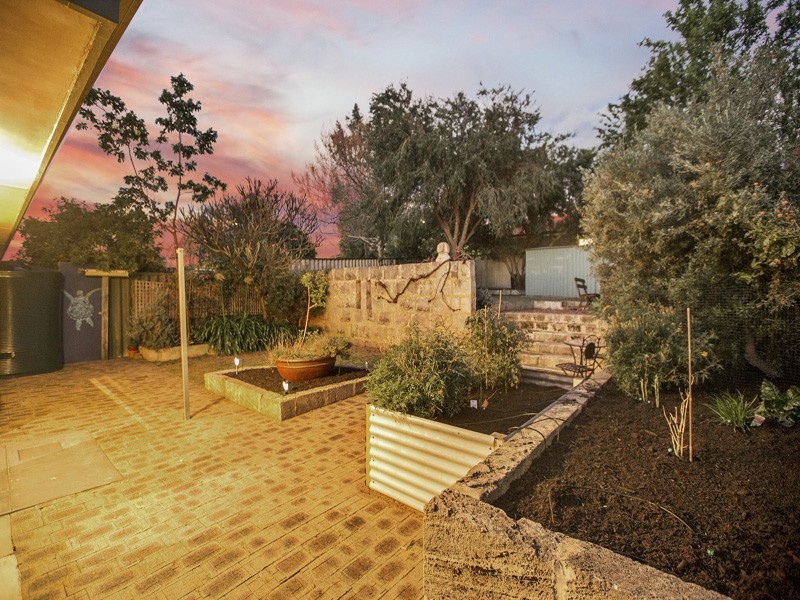 18 Parnell Rd, Hamilton Hill WA 6163