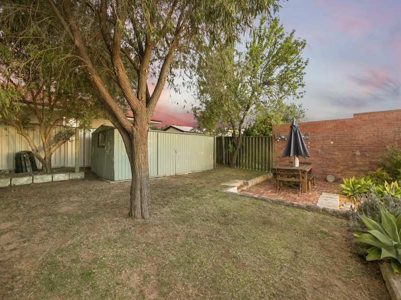 18 Parnell Rd, Hamilton Hill WA 6163