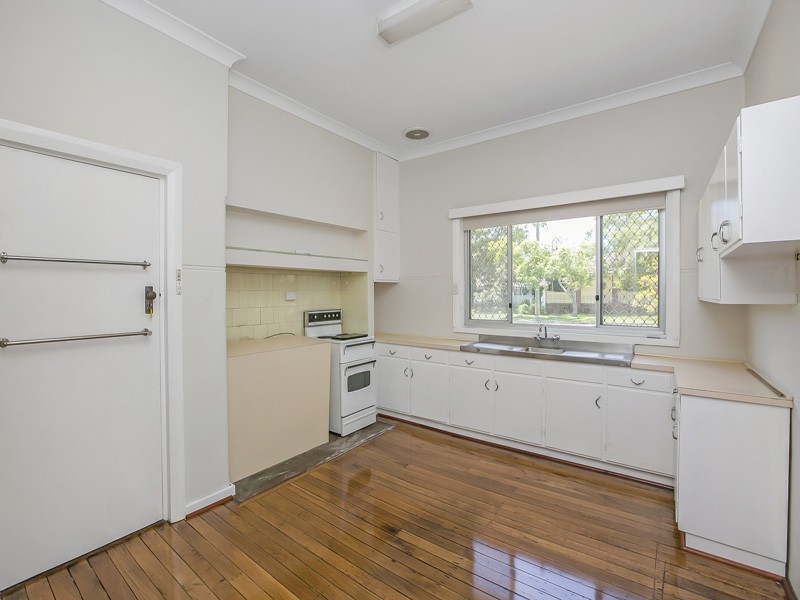 11 Doney Street, Alfred Cove WA 6154