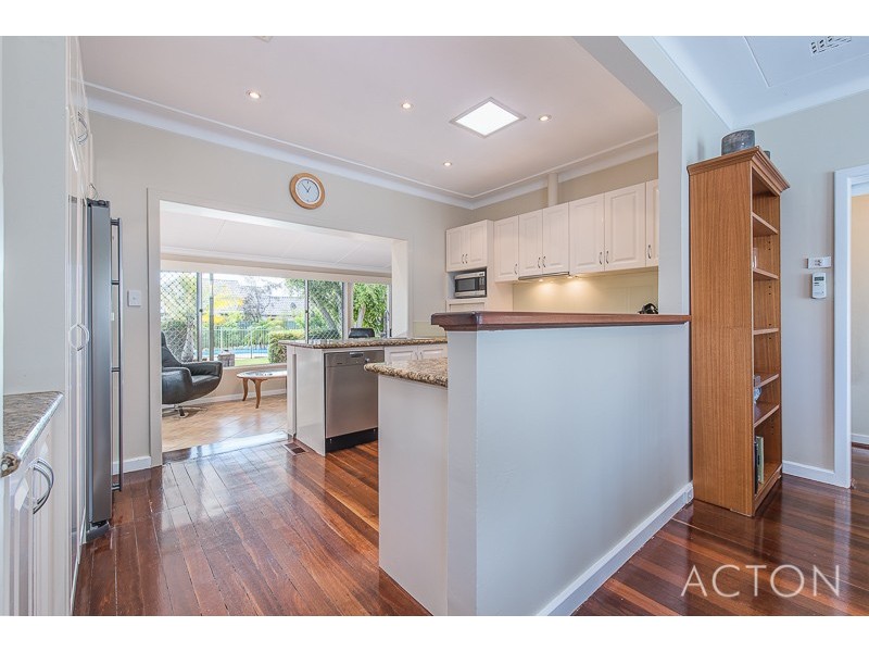 9 Doney Street, Alfred Cove WA 6154