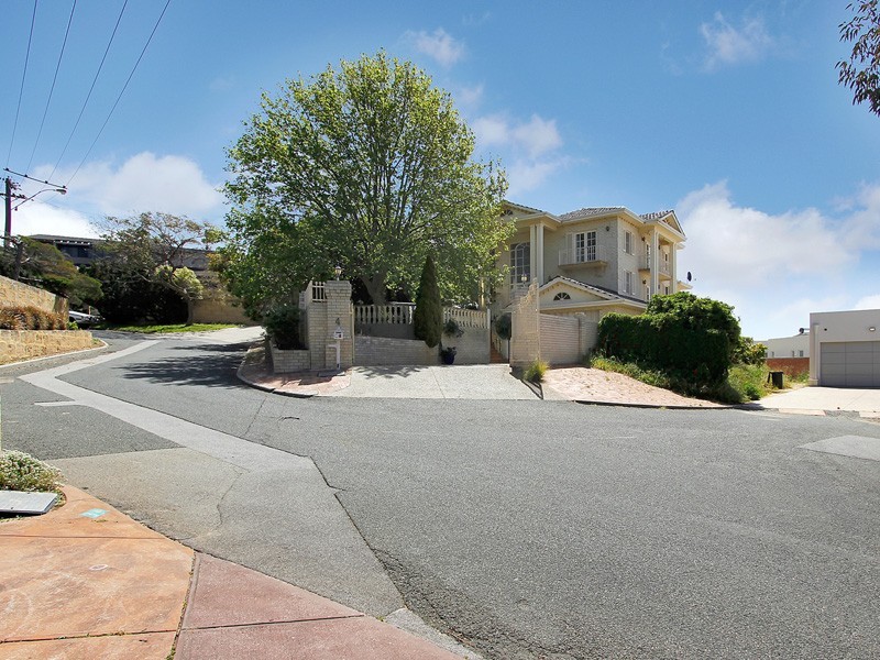 4 Lee Place, Bicton WA 6157