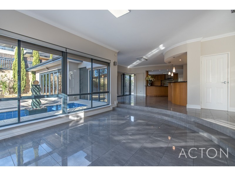 1 Stitfold Promenade, Salter Point WA 6152