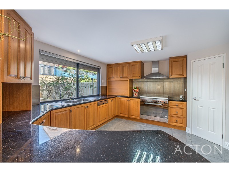 1 Stitfold Promenade, Salter Point WA 6152