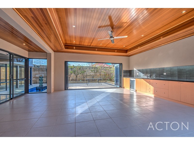 1 Stitfold Promenade, Salter Point WA 6152