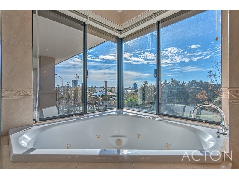1 Stitfold Promenade, Salter Point WA 6152