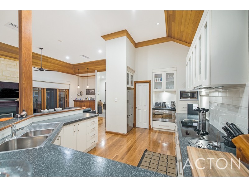 4 Central Ave, Mount Pleasant WA 6153