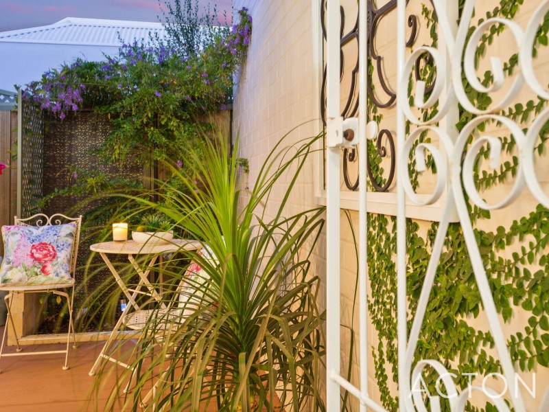 35 Doney Street, Alfred Cove WA 6154