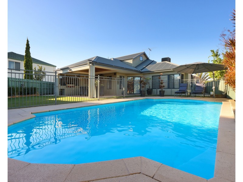 27 Glentrool Gardens, Canning Vale WA 6155