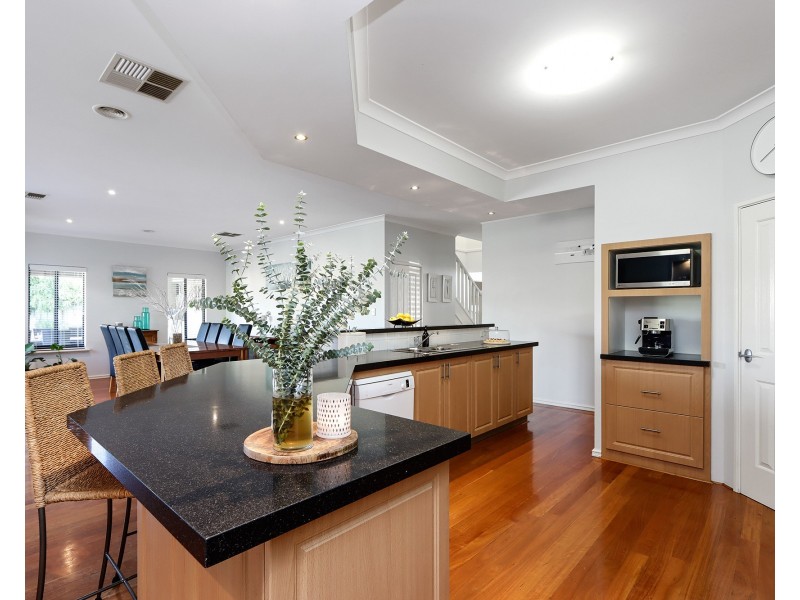 27 Glentrool Gardens, Canning Vale WA 6155