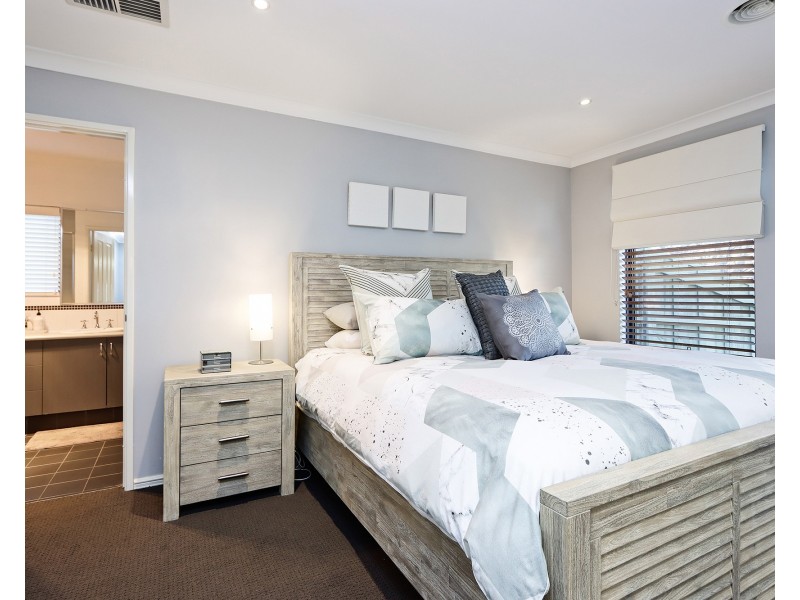 27 Glentrool Gardens, Canning Vale WA 6155