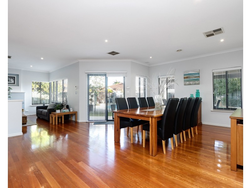 27 Glentrool Gardens, Canning Vale WA 6155