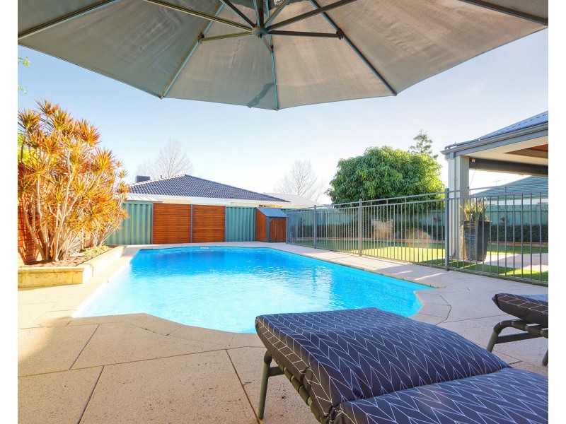 27 Glentrool Gardens, Canning Vale WA 6155