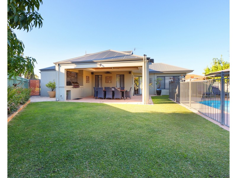 27 Glentrool Gardens, Canning Vale WA 6155