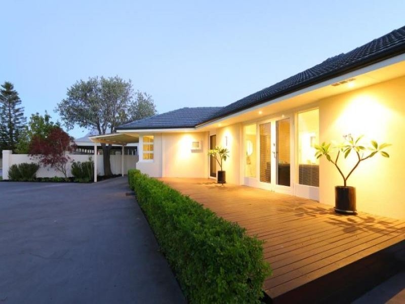 16 Calpin Cr, Attadale WA 6156