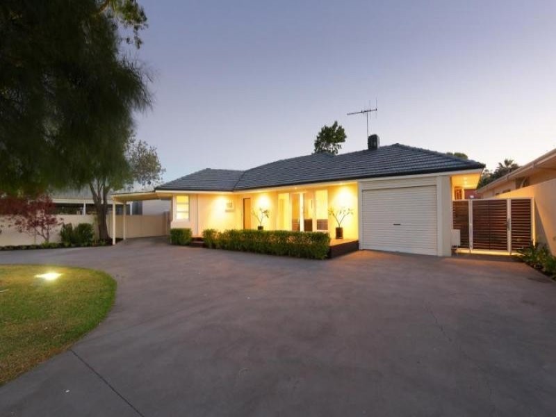 16 Calpin Cr, Attadale WA 6156