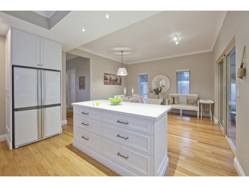 25 Doney Street, Alfred Cove WA 6154