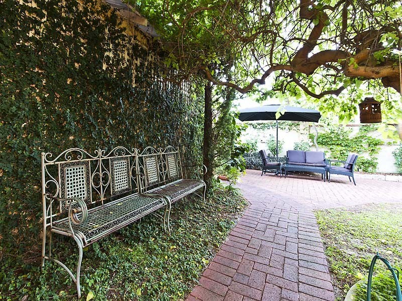 25 Doney Street, Alfred Cove WA 6154