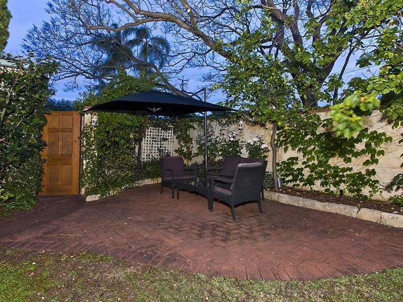 25 Doney Street, Alfred Cove WA 6154