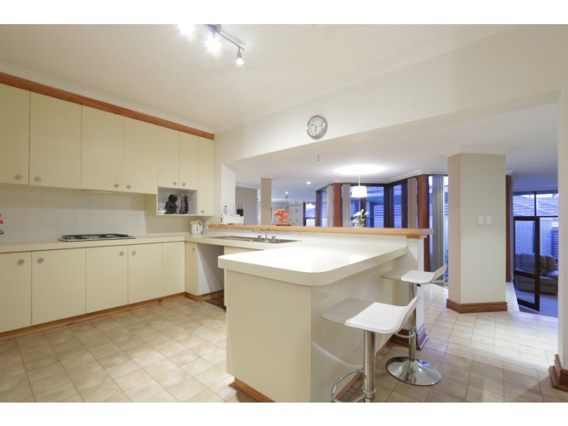 7 Kemmish Cres, Melville WA 6156