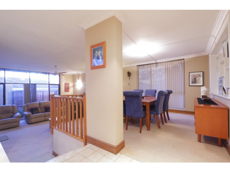 7 Kemmish Cres, Melville WA 6156