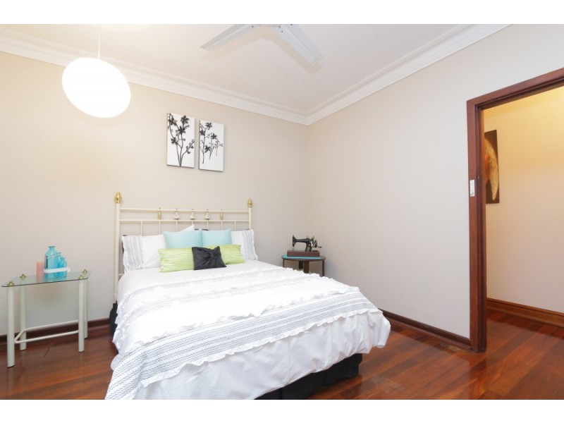 7 Kemmish Cres, Melville WA 6156